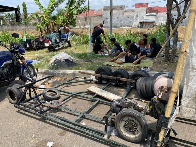 Kreatif! Vespa Lawas Ini Dimodif Pakai Banyak Roda