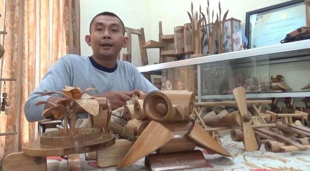 Semangat Sukardi Berkarya dari Kursi Roda