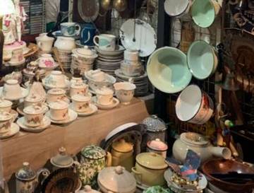 Gaya Klasik, Menyimpan Koleksi Hingga Barang Antik