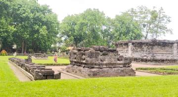Libur Panjang, Warga Kunjungi Candi Tegowangi