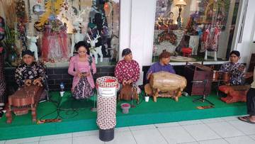 Musisi Tradisional Hidupkan Malioboro, Wisatawan Terhibur