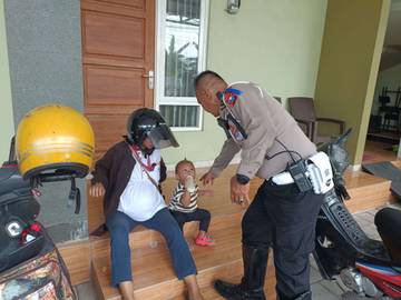 Petugas Satlantas Bantu Ibu Hamil Saat Operasi Keselamatan Semeru