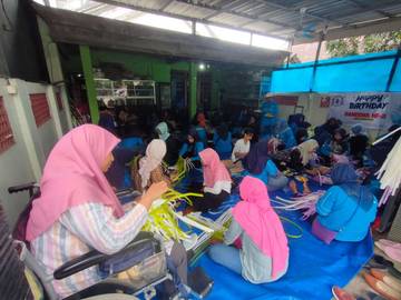 Tingkatkan Keterampilan UMKM Ganesha Gelar Pelatihan Tas Anyaman