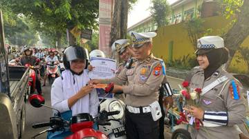 Polisi Kediri Beri Hadiah Pengendara Taat Aturan