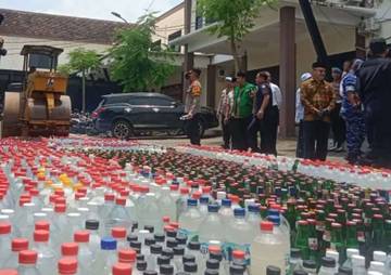 Menyambut Ramadan, Polres Jombang Musnahkan Ribuan Miras