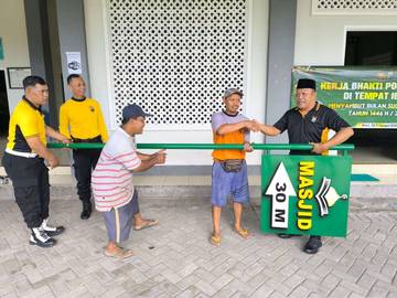 ​Polsek Kras Salurkan Bantuan Penunjuk Arah Di Masjid