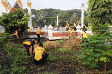 Ramadan, Polres Kediri Bersihkan Masjid An-Nur Pare