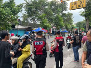 ​Polres Kediri Bagikan Ratusan Takjil untuk Pengendara