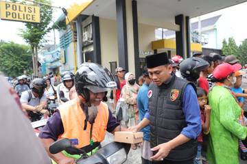 Polres Kediri Sampaikan Pesan Kamtibmas Lewat Pembagian Takjil 