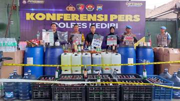 Polres Kediri Amankan Ratusan Botol Miras Siap Edar