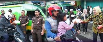Kejari dan Pemuda Pancasila Kediri Bagikan 300 Takjil Gratis