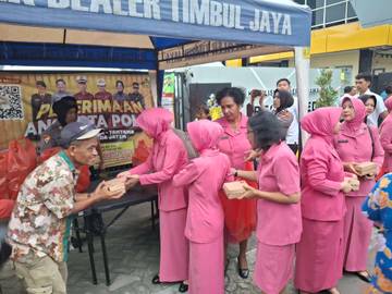 Berkah Ramadan, Polres Kediri Berbagi Ratusan Takjil