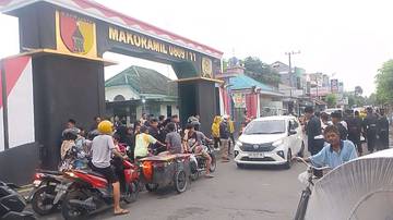Koramil 0809/11 Pare Bagi Takjil bersama Perguruan Silat 