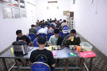 Siswa SMA Dharma Wanita Kediri Siapkan Sahur Mandiri Selama Ramadan
