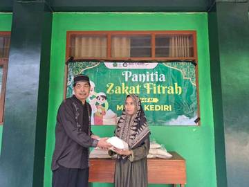  MAN 3 Kediri Salurkan Zakat kepada Masyarakat Sekitar
