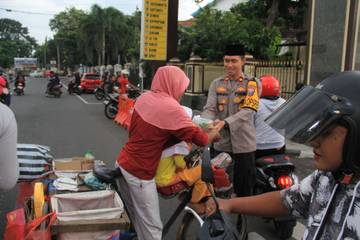 Wakapolres Kediri Kota Bagi Takjil kepada Pengendara