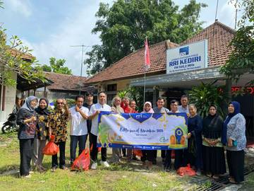 Jelang Lebaran, RRI Kediri Berbagi Kebaikan dengan Pendengar Lansia