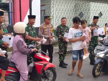  Sinergitas TNI-Polri Berbagi Takjil di Bulan Ramadan