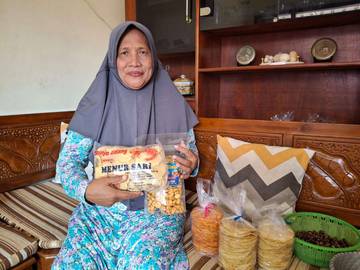 Pengrajin Emping Blinjo Kediri Panen 'Cuan' Saat Lebaran