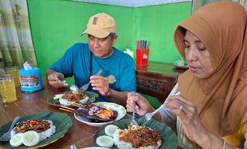 Menikmati Kelezatan Sate Mbagong Saat Akhir Pekan