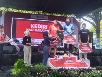 Ribuan Pelari Meriahkan Kediri Half Marathon 2025