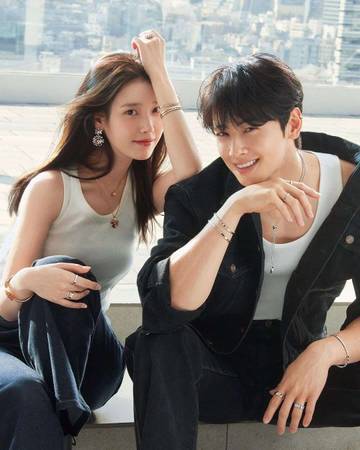 Solois IU Gandeng Cha Eunwoo Dalam Comeback Terbarunya