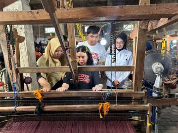 Vinanda Ajak Pemain Film Kunjungi Kampung Tenun Ikat