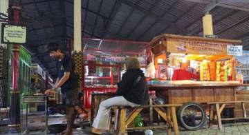 Mencicipi Nasi Bakar Mbah Nug di Pasar Wates