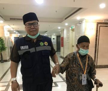 Peran Penting Petugas Haji Dukung Jamaah Lansia