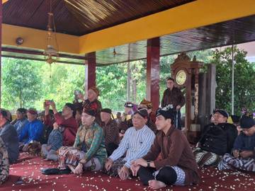 Wisatawan Prancis Meriahkan Kirab 1 Suro Di Kediri