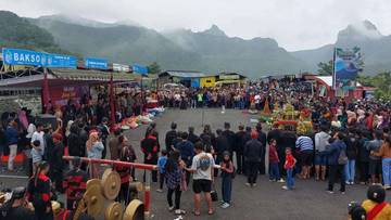 Ritual Larung Sesaji Di Gunung Kelud Berlangsung Khidmat
