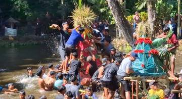Ribuan Masyarakat Memadati Upacara Kebur Ubalan Tahun 2025