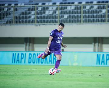 Ezra Walian Raih Penghargaan Player Of The Match