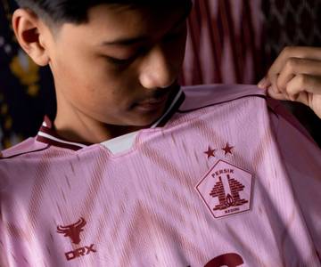 Persik Kenalkan Jersey Motif Wastra Kota Kediri