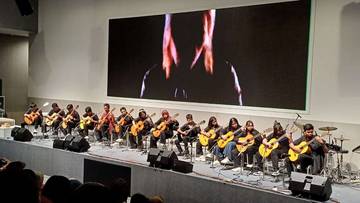 Puluhan Gitaris Muda Persembahkan 'Dealova' di Konser Tahunan
