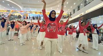 Serunya Emak-Emak Kediri Goyang Line Dance di Mal