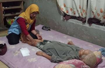 Relawan Beri Terapi Akupuntur Korban Terdampak Erupsi Semeru