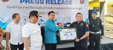 Petugas Gabungan Tindak 2.111 Batang Rokok Ilegal