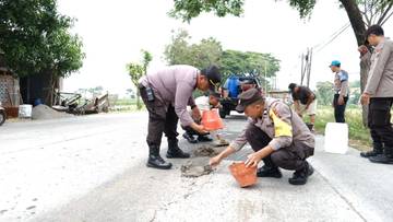 Nataru, Polsek Plemahan Imbau Pengendara Waspadai Jalan Berlubang
