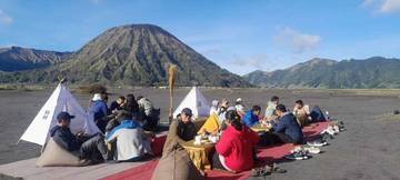 Tren Sarapan Estetik di Alam Terbuka Gunung Bromo