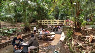 Alaska Kediri Hadirkan Sensasi Ngopi Sembari Merendam Kaki