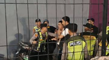 Laga Persik Vs Persib Diwarnai Aksi Jebol Pintu