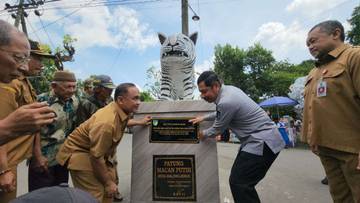 Patung Macan Putih Terima Sertifikat HKI