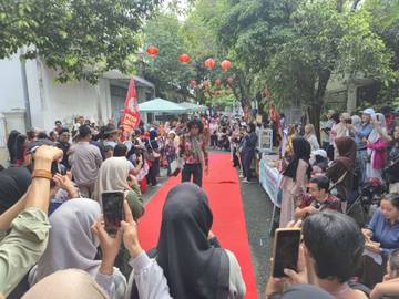 Masyarakat Memadati Kopinang Retro Fashion Show