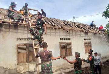 Pra TMMD Kodim 0809/Kediri Naikkan Atap Rutilahu