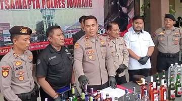 Polres Jombang Bongkar Gudang Miras Ilegal di Jogoroto
