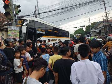 Terobos Lampu Merah, Bus Harapan Jaya Tabrakan Beruntun