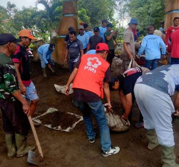 Relawan PMI Kediri Bersihkan Lumpur SD Satak