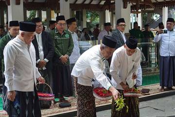 Satu Abad NU, PWNU Jatim Ziarahi Muassis Jombang