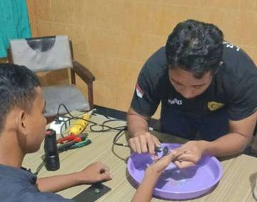 Damkar Evakuasi Warga Kediri Melepas Cincin